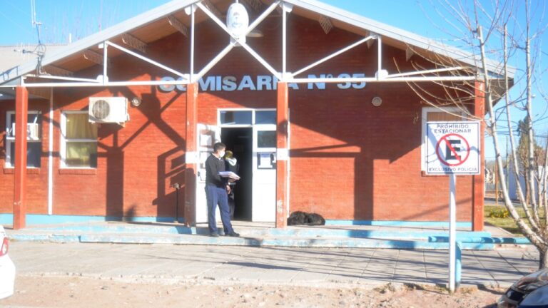 Imágenes violentas: atacaron entre varios a un joven a la salida de un boliche en la Patagonia