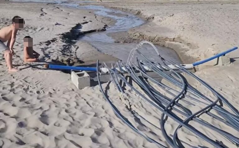 Efluentes cloacales en la playa?: la explicación sobre una curiosa imagen registrada en Chubut