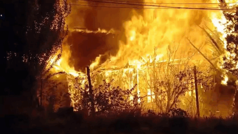 Investigan si fue intencional el incendio que destruyó una vivienda