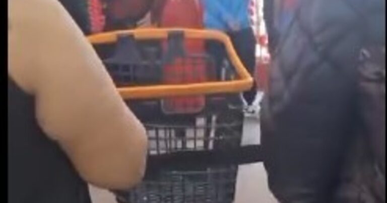 Indignación en Chubut: comerciantes golpean a cachetadas a un nene en un bazar chino por tocar un peluche y los clientes se atrincheran
