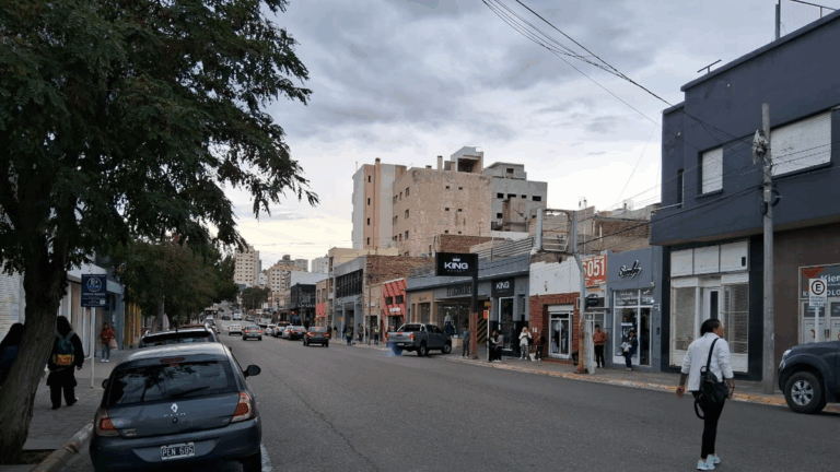 Domingo nublado y ventoso: ráfagas de hasta 60 km/h