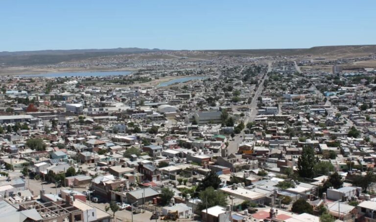 Violento ataque en Caleta Olivia: una mujer fue golpeada en plena calle por dos personas