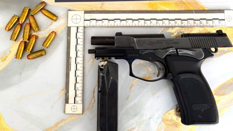 Investigando a conocida familia, dan con armas, droga y moto robada