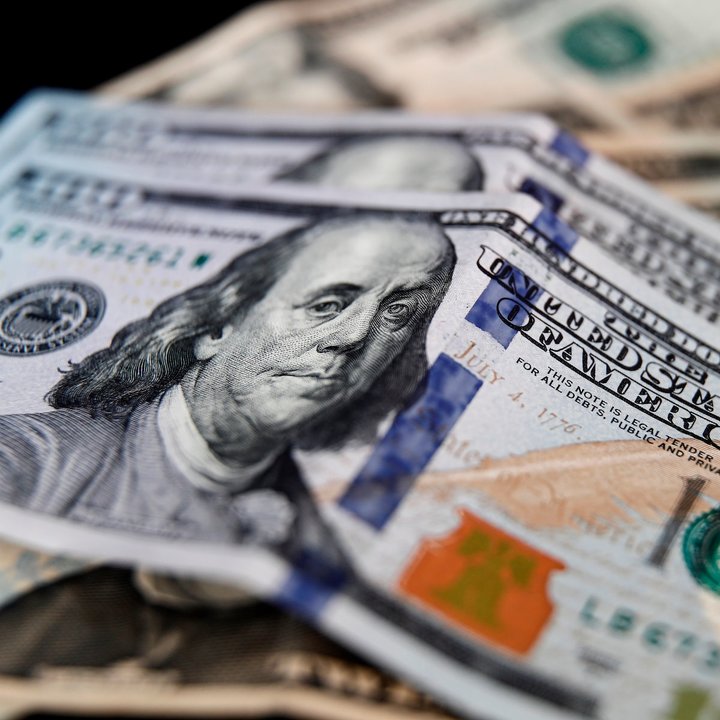 A cuánto cotizó el dólar oficial y blue en Argentina este lunes?