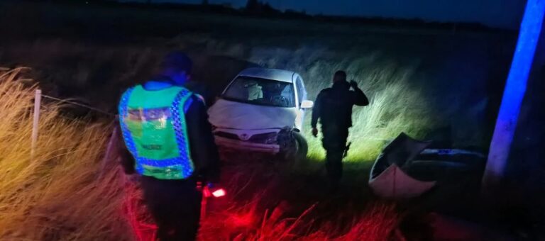 Viajaba por la Ruta 270, despistó y terminó atravesando el alambrado de un campo en Chubut