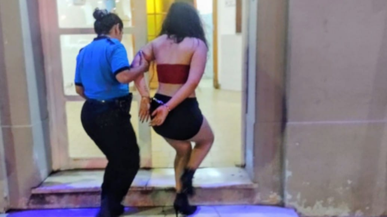 Detenida por golpear a otra mujer y robarle el bolso