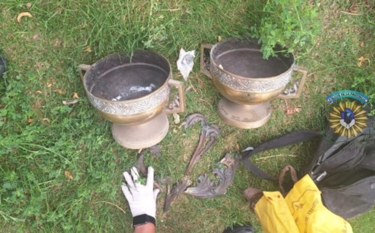 Detuvieron a un delincuente por robar placas de bronce en el Cementerio Oeste de Comodoro